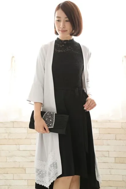 ブラックのクラシカルレースハイネックドレス