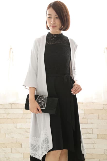 ブラックのクラシカルレースハイネックドレス