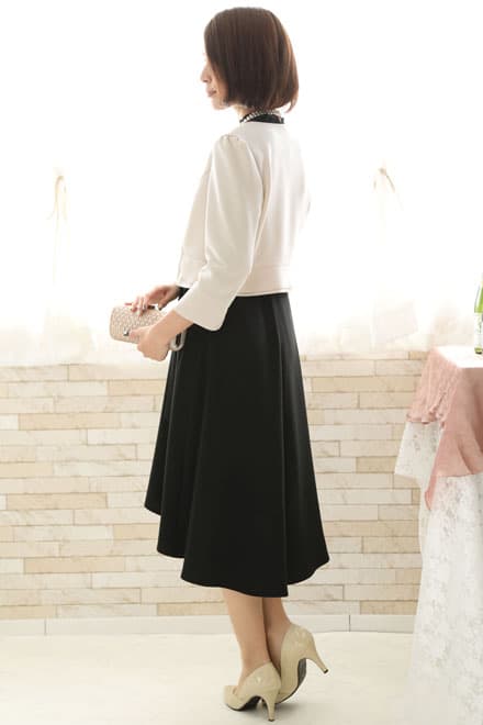 ブラックのクラシカルレースハイネックドレス