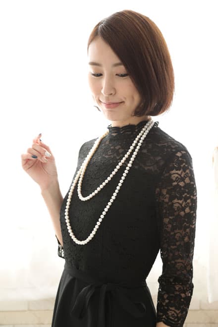 ブラックのクラシカルレースハイネックドレス