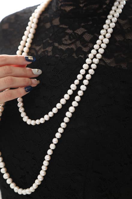 ブラックのクラシカルレースハイネックドレス