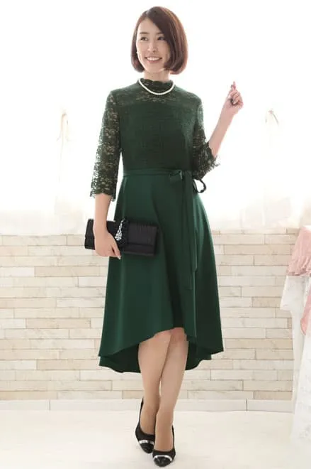 グリーンのクラシカルレースハイネックドレス