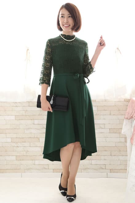 グリーンのクラシカルレースハイネックドレス