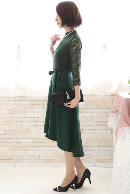 グリーンのクラシカルレースハイネックドレス