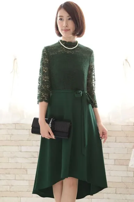 グリーンのクラシカルレースハイネックドレス