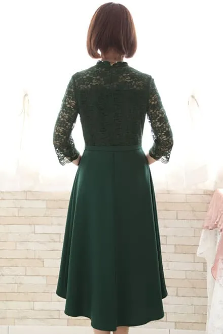 グリーンのクラシカルレースハイネックドレス