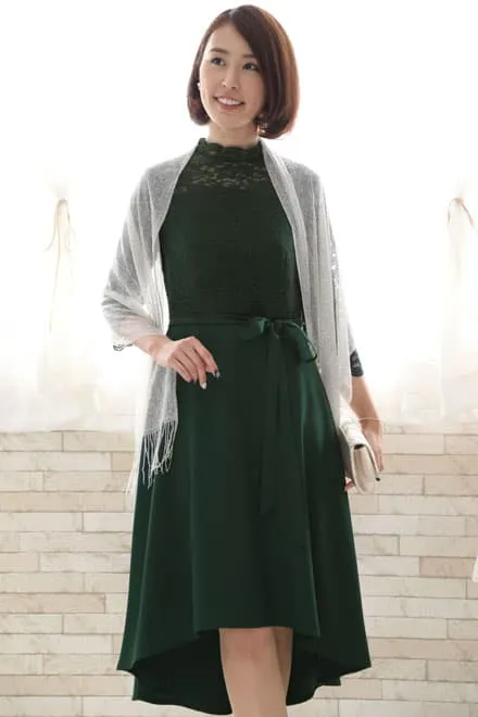グリーンのクラシカルレースハイネックドレス