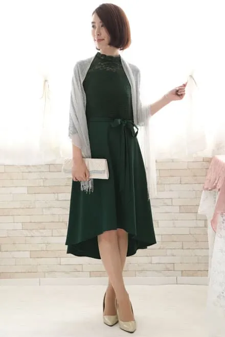 グリーンのクラシカルレースハイネックドレス