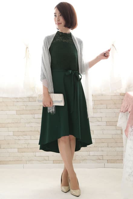 グリーンのクラシカルレースハイネックドレス