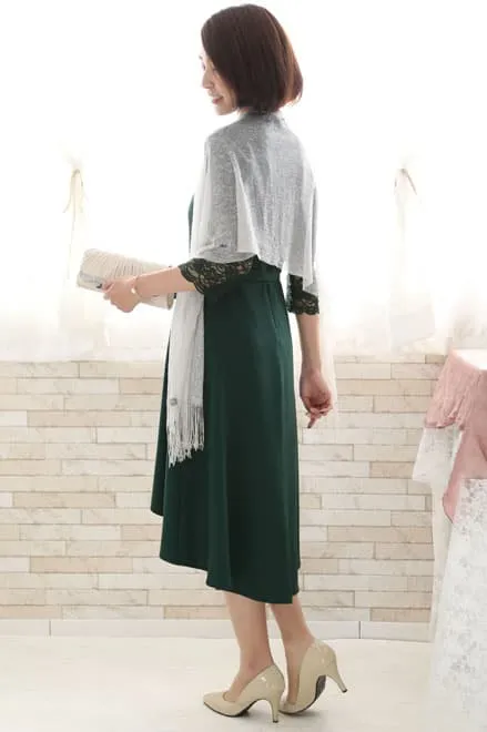 グリーンのクラシカルレースハイネックドレス