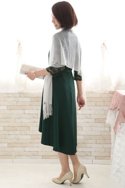 グリーンのクラシカルレースハイネックドレス