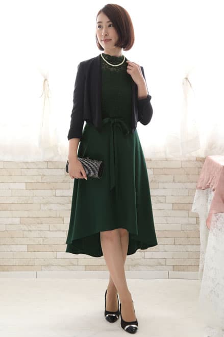 グリーンのクラシカルレースハイネックドレス