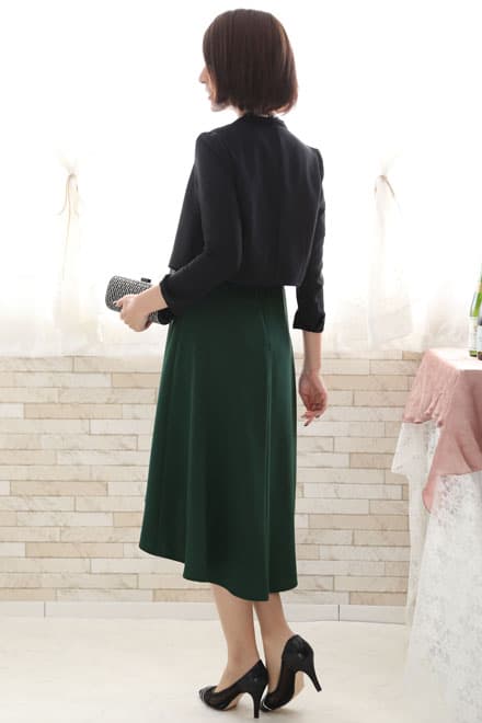 グリーンのクラシカルレースハイネックドレス