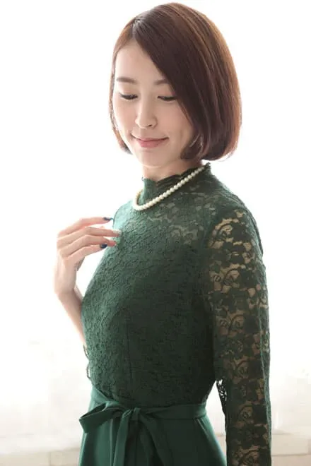 グリーンのクラシカルレースハイネックドレス