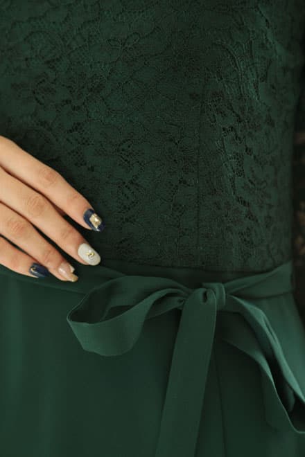 グリーンのクラシカルレースハイネックドレス