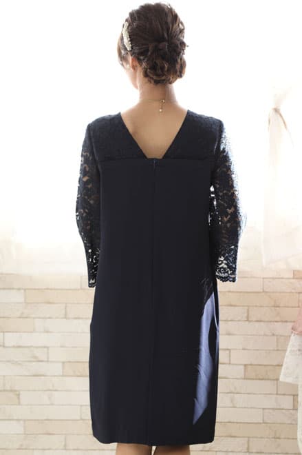 ネイビーのレーススリーブIラインドレス