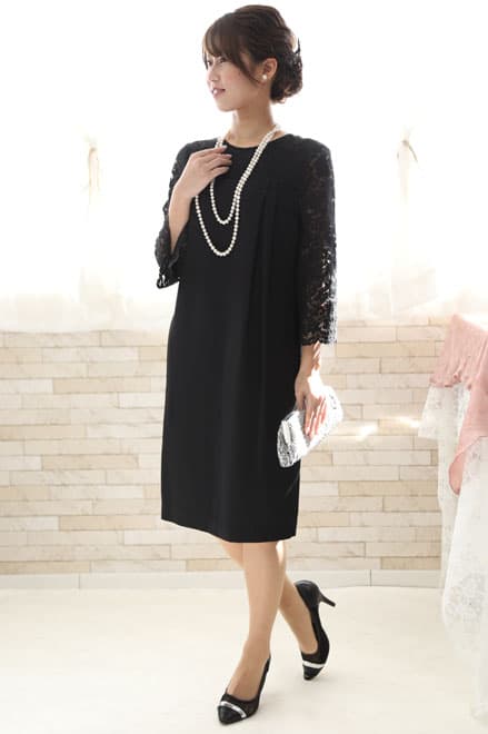 ブラックのレーススリーブIラインドレス
