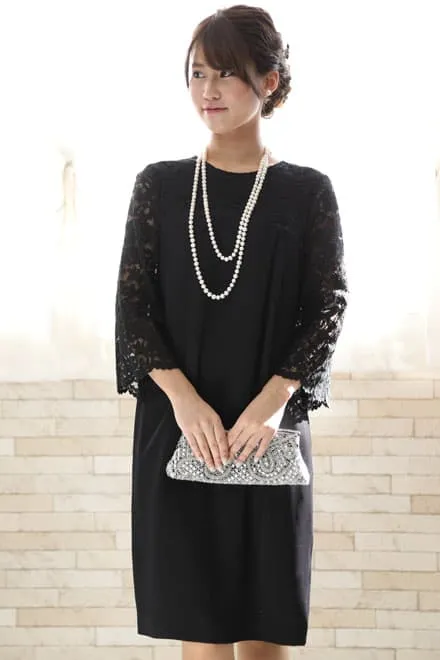 ブラックのレーススリーブIラインドレス