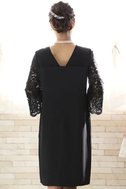 ブラックのレーススリーブIラインドレス