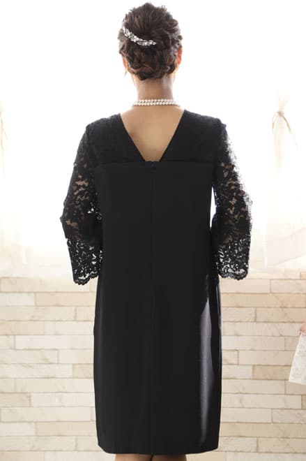 ブラックのレーススリーブIラインドレス