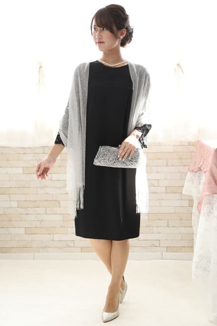 ブラックのレーススリーブIラインドレス