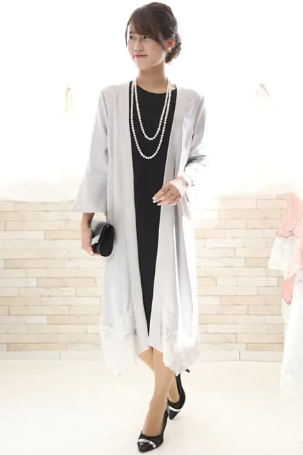 ブラックのレーススリーブIラインドレス