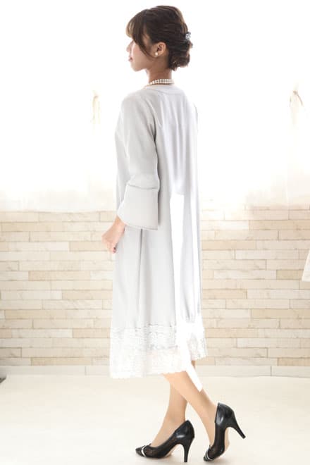 ブラックのレーススリーブIラインドレス