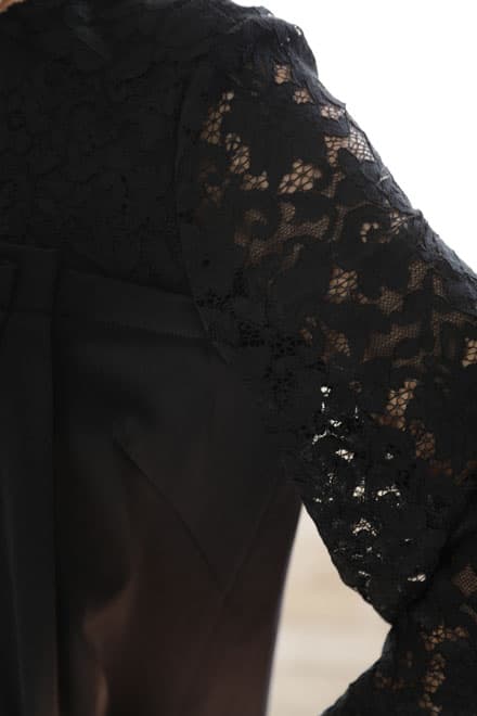 ブラックのレーススリーブIラインドレス