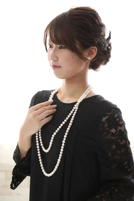 ブラックのレーススリーブIラインドレス