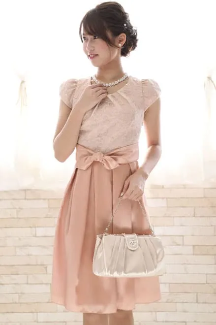 ピンクの花柄フレンチスリーブドレス