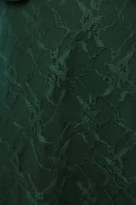 ダークグリーンのハイネック総レースドレス