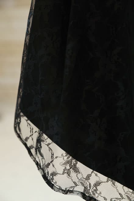 ブラックのハイネック総レースドレス