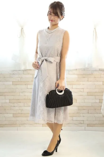 ライトグレーのハイネック総レースドレス