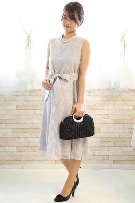 ライトグレーのハイネック総レースドレス