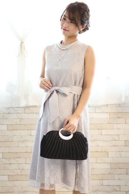 ライトグレーのハイネック総レースドレス