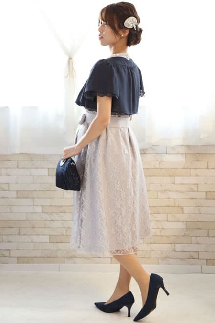 ライトグレーのハイネック総レースドレス