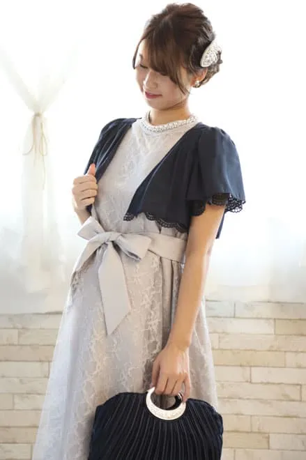 ライトグレーのハイネック総レースドレス