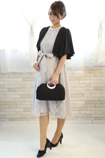 ライトグレーのハイネック総レースドレス