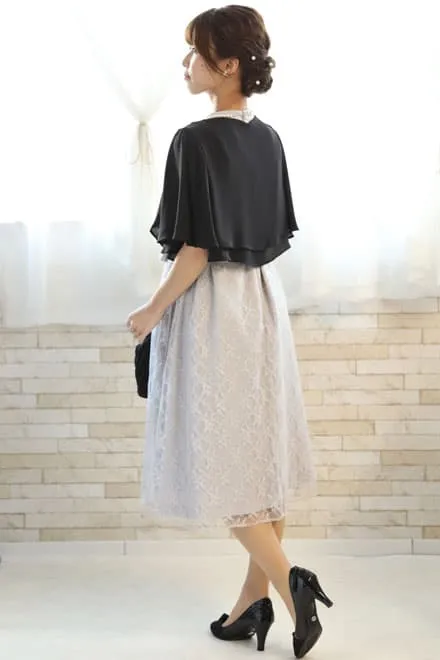 ライトグレーのハイネック総レースドレス