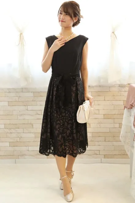 ブラックのウエスト切替え花柄レースドレス