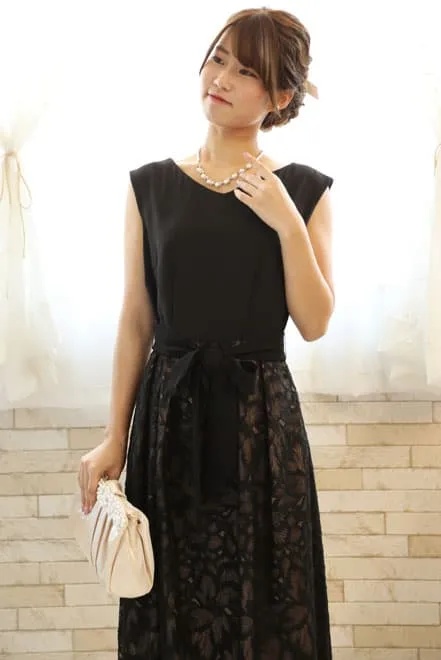 ブラックのウエスト切替え花柄レースドレス
