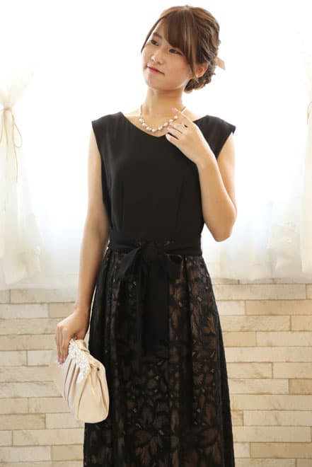 ブラックのウエスト切替え花柄レースドレス