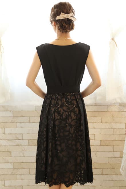ブラックのウエスト切替え花柄レースドレス