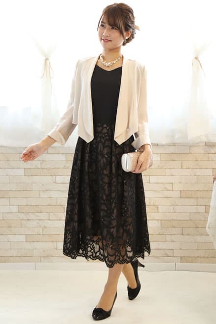ブラックのウエスト切替え花柄レースドレス