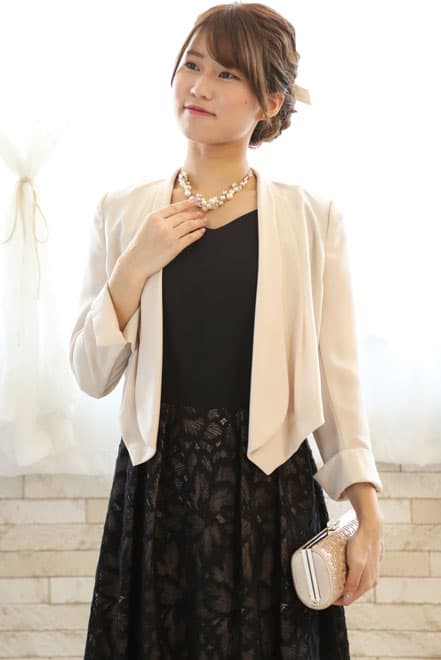 ブラックのウエスト切替え花柄レースドレス