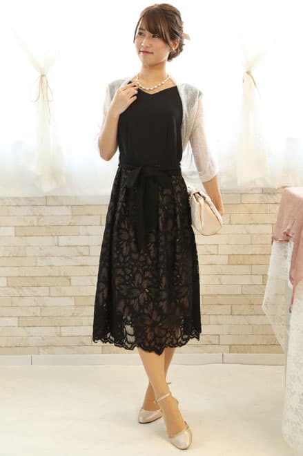 ブラックのウエスト切替え花柄レースドレス