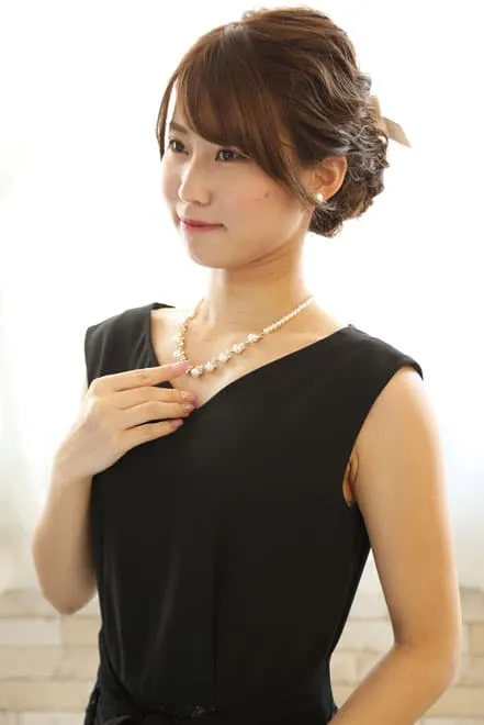 ブラックのウエスト切替え花柄レースドレス