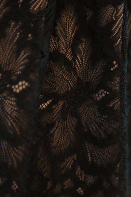 ブラックのウエスト切替え花柄レースドレス