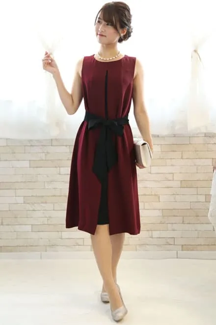 ワインレッドのウエストリボン付き前開き風レイヤードドレス