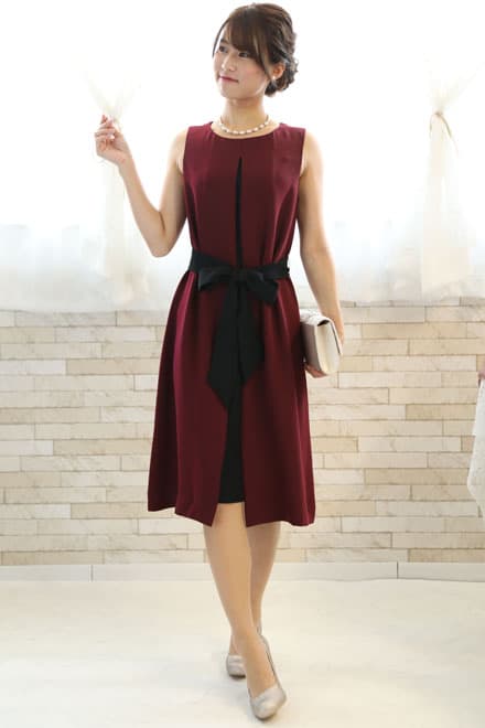 ワインレッドのウエストリボン付き前開き風レイヤードドレス